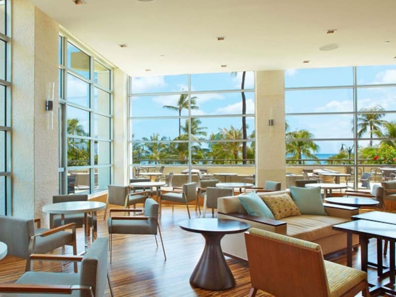 朝食やドリンク、カクテルタイムのおつまみ、夜のデザートが提供されるリージェンシークラブの専用ラウンジ