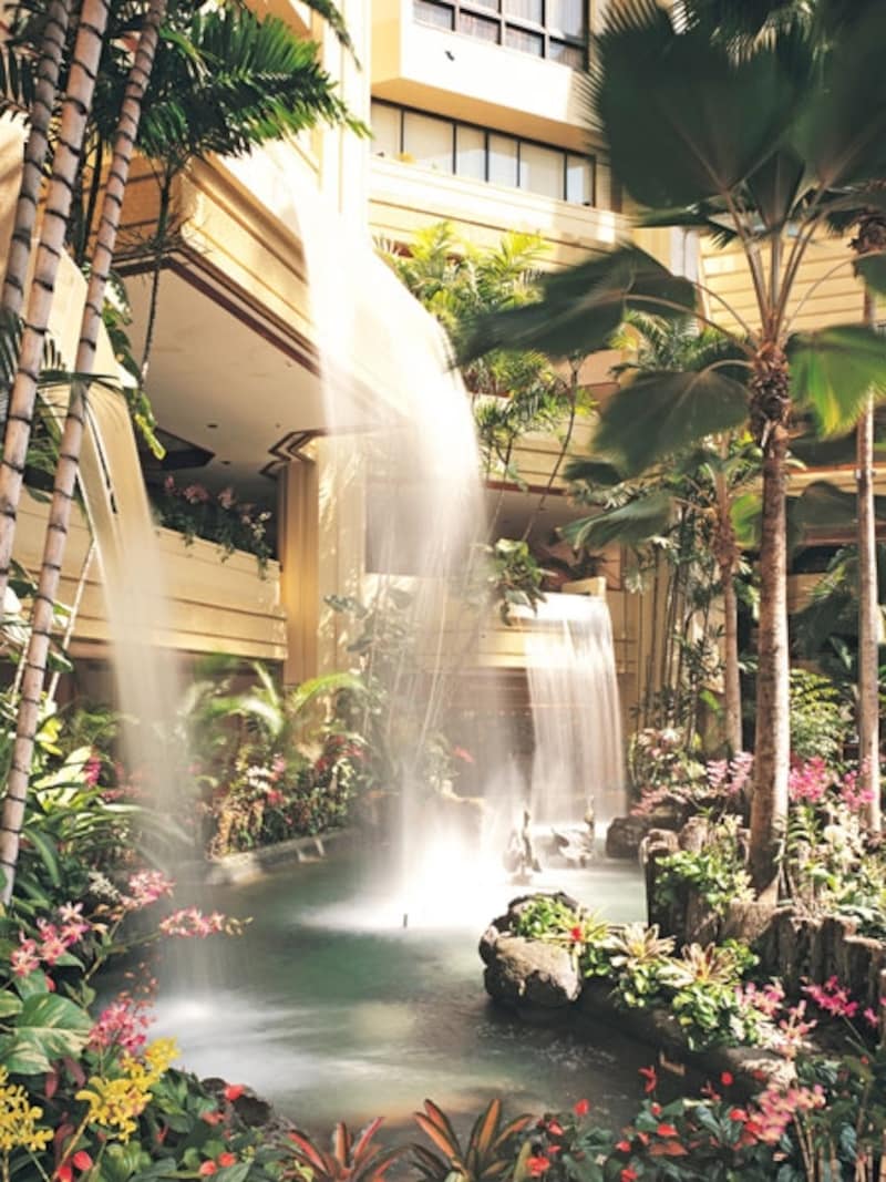 ツインタワー間にある吹き抜けのアトリウム。緑や水をふんだんに使い、リゾート気分を盛り上げます