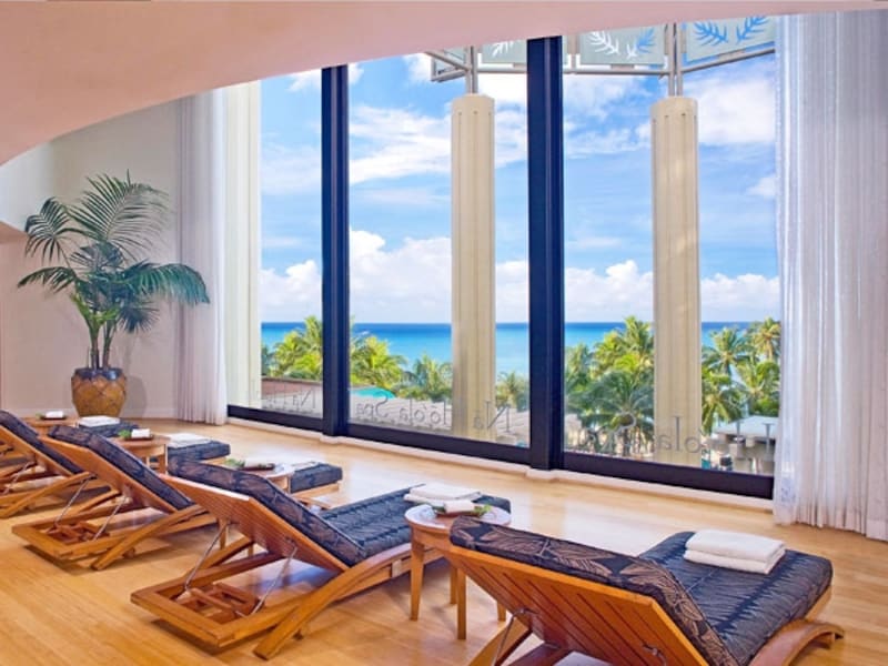 ワイキキビーチが一望できるナ ホオラ スパのリラクゼーションルーム。施術の後はバスロープに包まれたまま、まどろんで。フルーツやドリンクを頂くことも