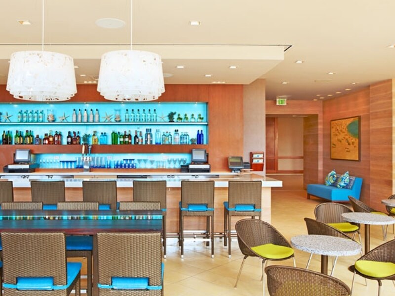 地元人気ミュージシャンのライブも行われる「スイム」