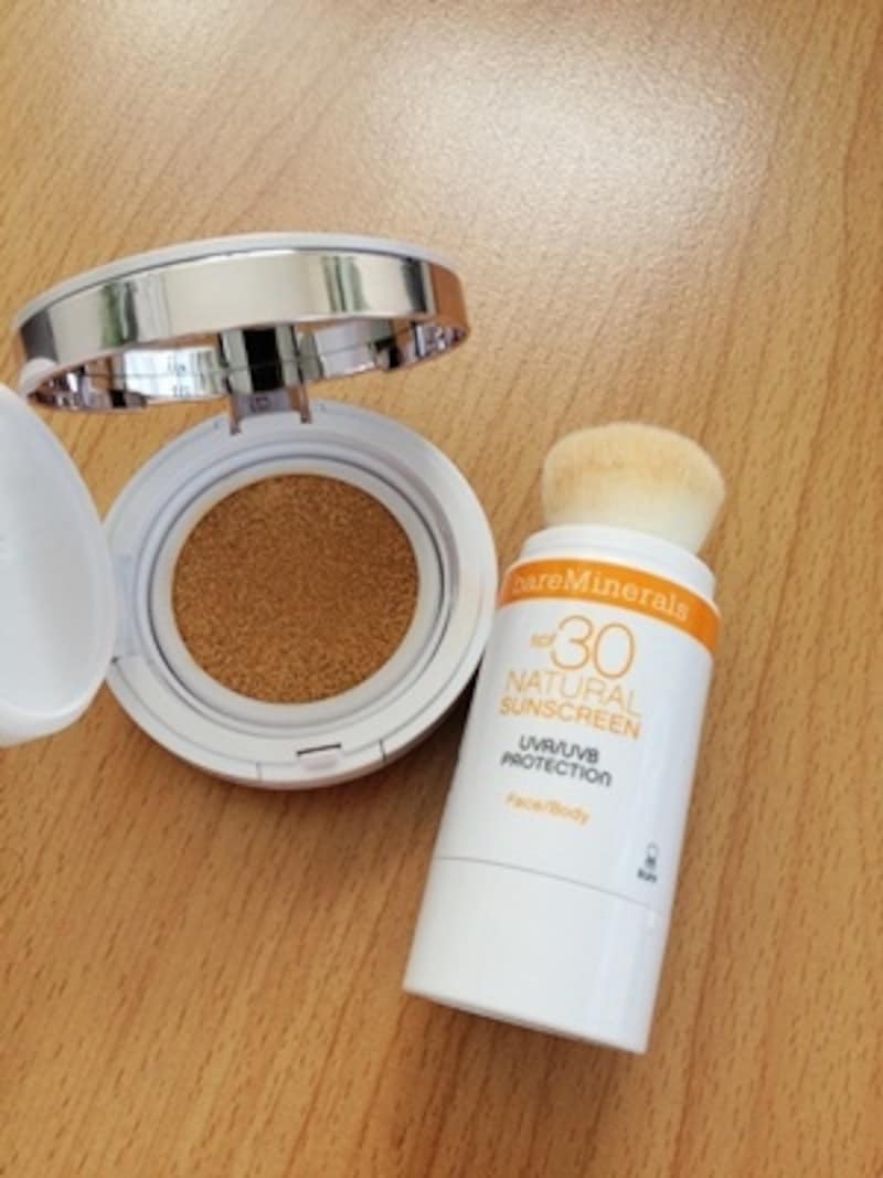 左がアイオペ、右がベアミネラル