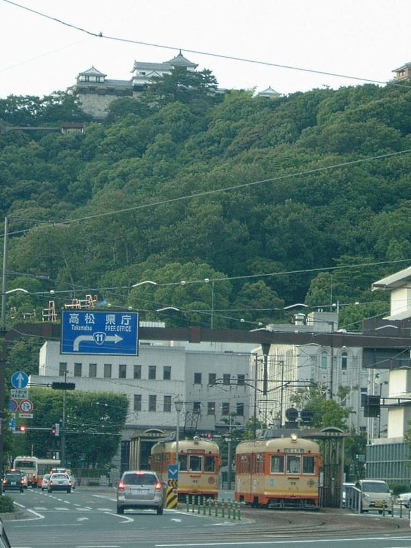 松山城（2）／伊予鉄道の市内電車と共に