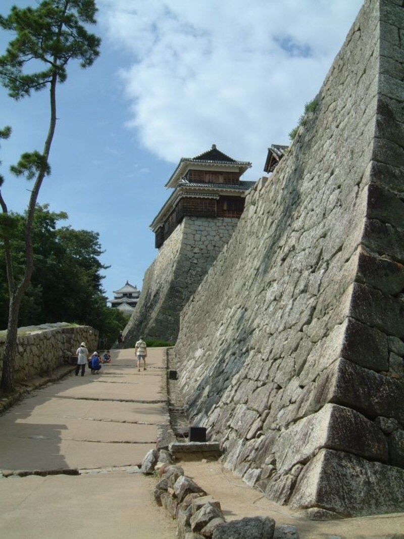 松山城(4)/美しい曲線の石垣と櫓