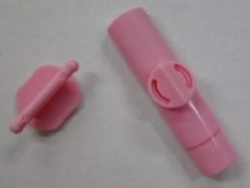 2つの部品で洋服をはさんで取り付けます。洋服に直接ピンをささない仕組みです