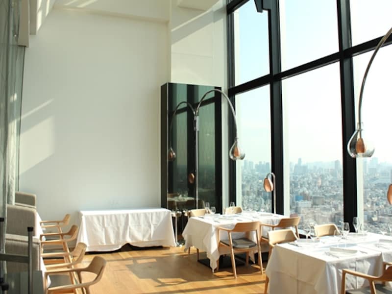 解放感がありエレガントな店内