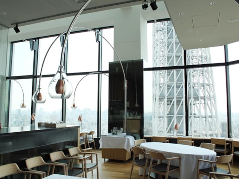 解放感がありエレガントな店内