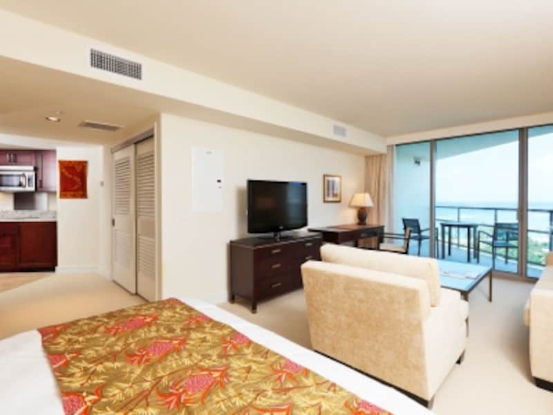 オーシャンビューのステューディオ。キチネットは邪魔にならないよう、ベッドから離れた入口近くに設計されている