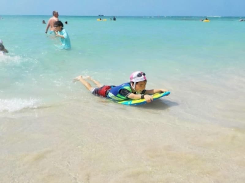 ガイドもポピンズのプログラムを利用。ワイキキビーチでボディボード、ホテル内レストランでピザ作りを体験