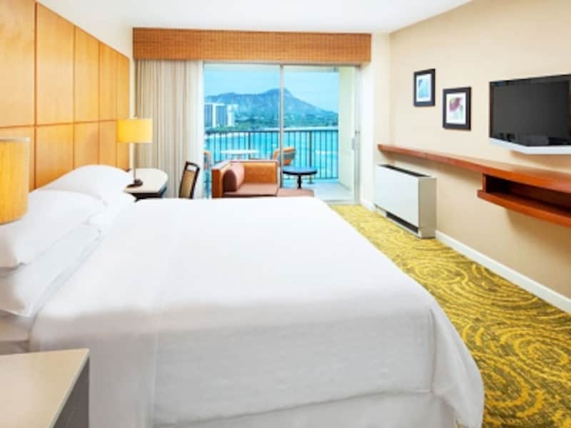 カスタムデザインされた多目的家具を使用してスッキリとした客室に