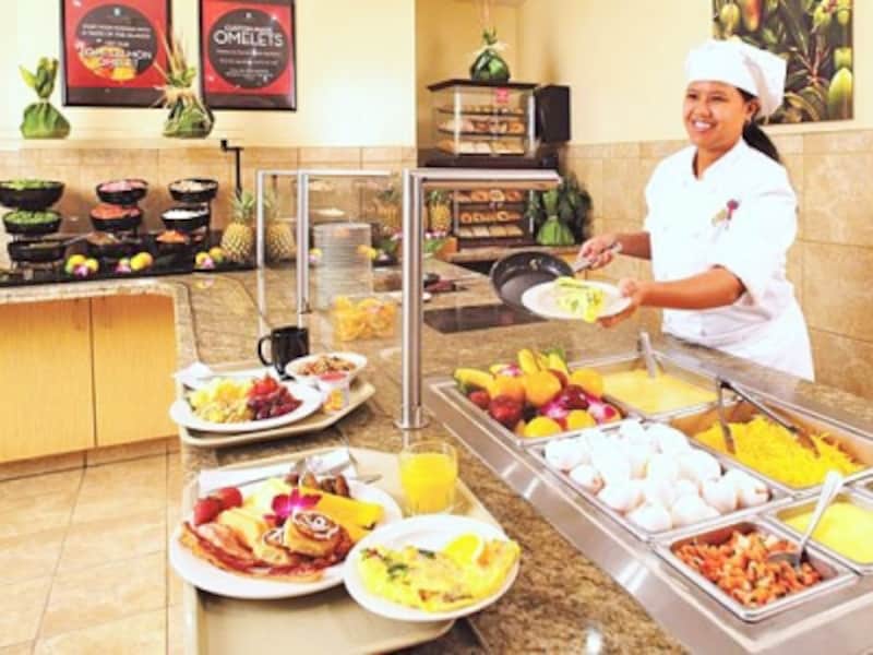 和食も登場する朝食ブッフェ。好きな具入りのオムレツをその場で調理ししてくれる