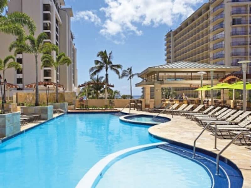 広々としたプールエリア