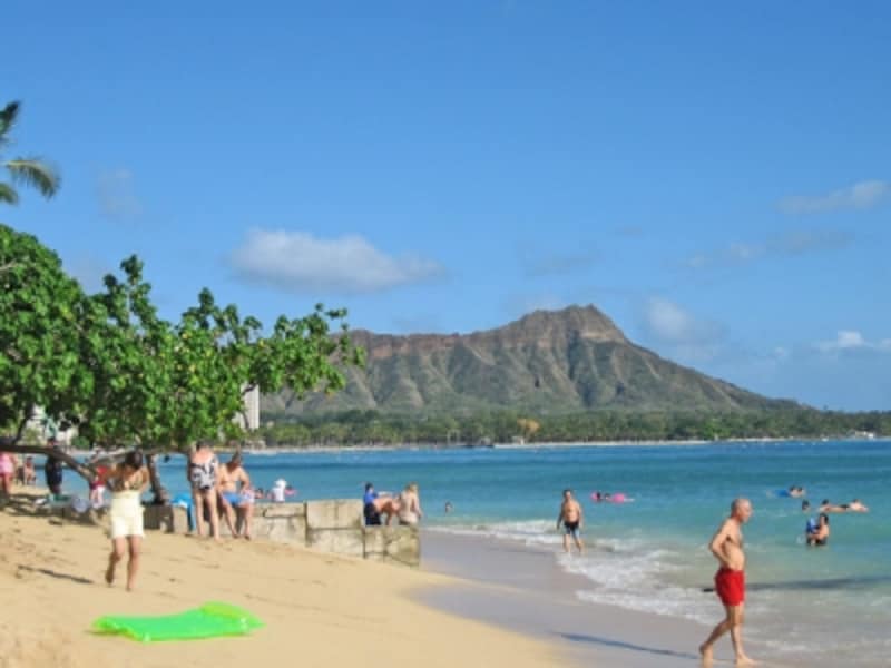 コンクリートの遊歩道に挟まれたハレクラニ前のビーチ