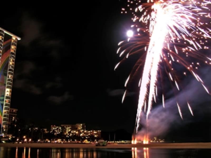 ヒルトン・ハワイアン・ビレッジ名物の花火。金曜にホテル前のビーチで打ち上げられる