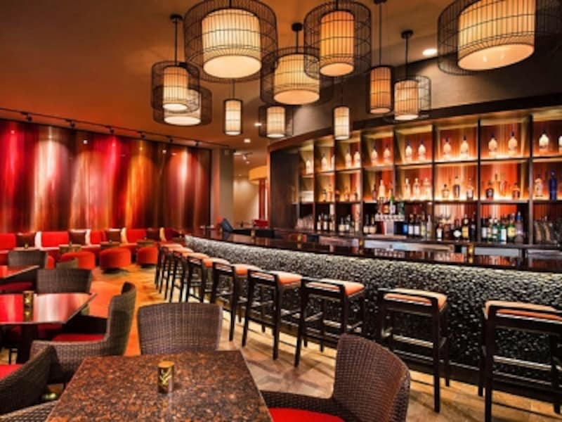 キッズも歓迎！ お洒落な空間で101種類のラム酒や地ビール、タパス（小皿料理）が楽しめるラムファイア