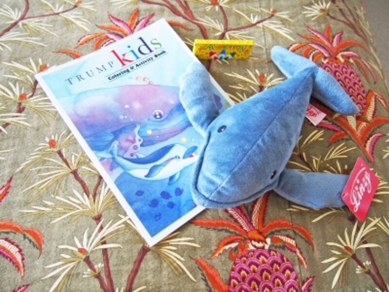 チェックインするとベッドにプレゼントが。ほかに、キッズ用DVDとゲームのリストも置かれていました