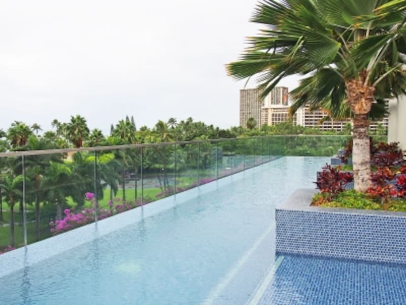 プール、サンデッキともにエレガントな雰囲気