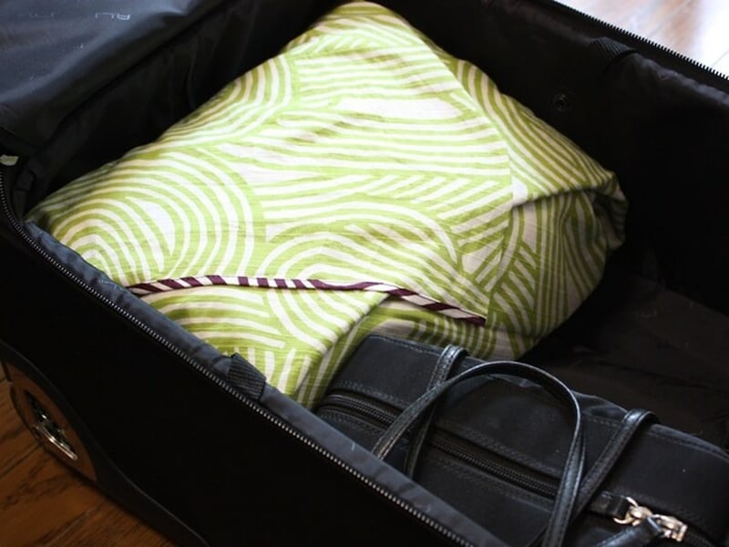 風呂敷で包んだ状態のまま、ホテルの引き出しなどへ。人目にふれても安心で、かぶせた布をめくるだけで出し入れもでき、とても楽です