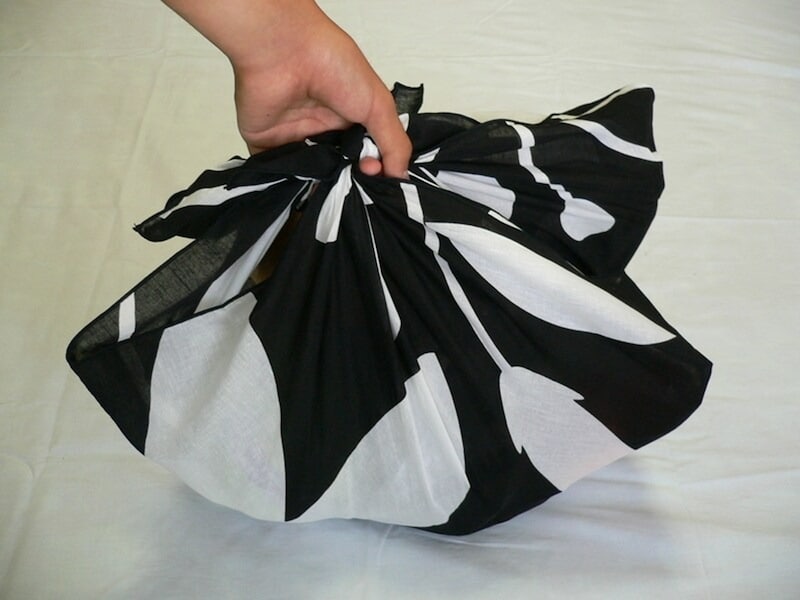 手軽にできる風呂敷のマイバッグ。覚えておくと旅先でも重宝します  →風呂敷マイバッグの作り方