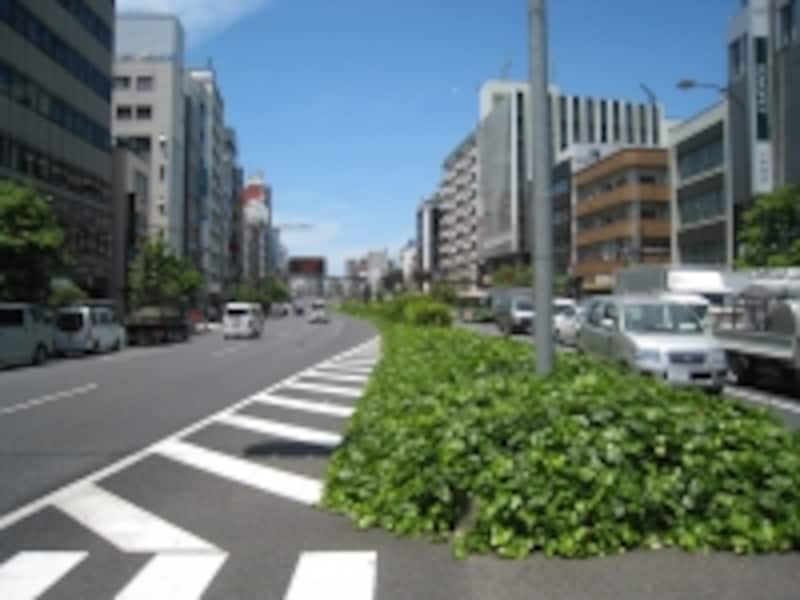 オフィスビルと住宅