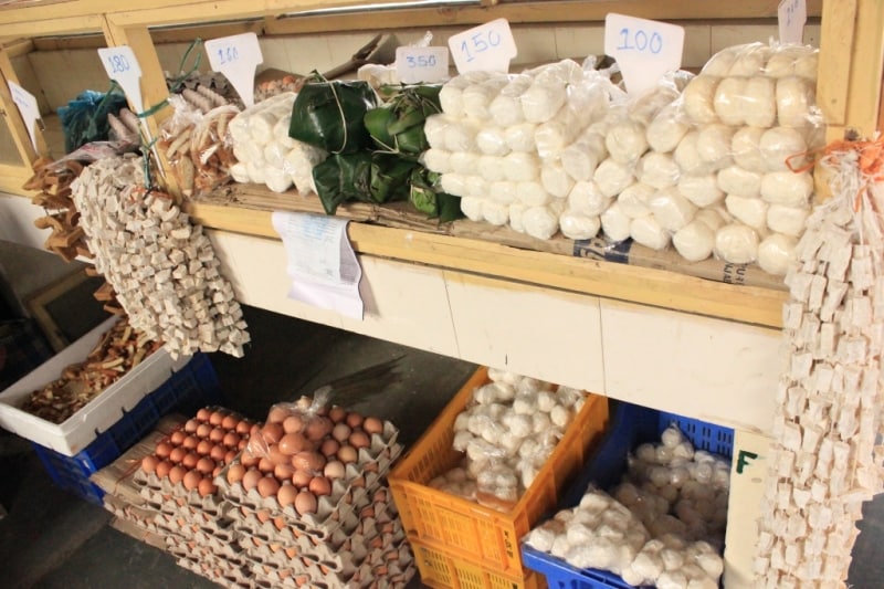 市場で売られるブータン産の乳製品類