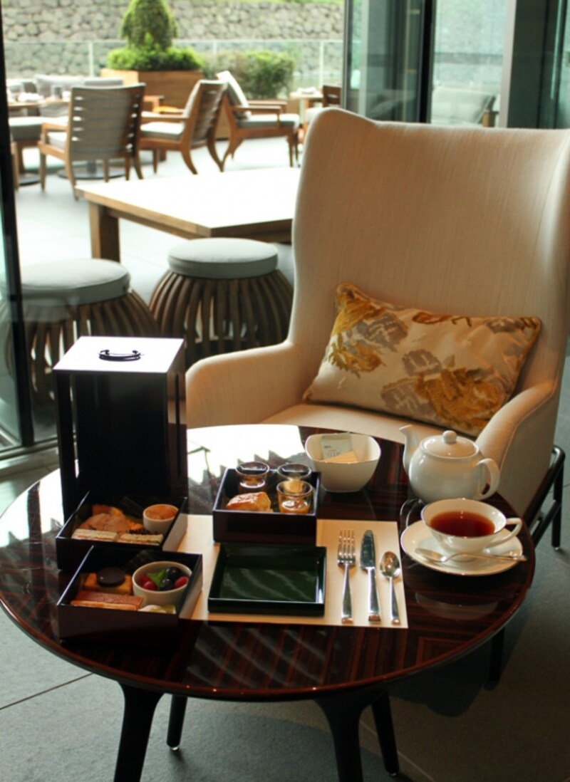 和服を着た女性スタッフによって運ばれる重箱