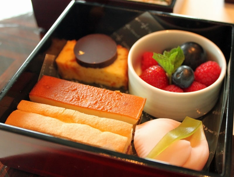 写真左上が人気と伝統あるサポーレオレンジケーキ。その上にホテルのショコラティエが作ったチョコレート