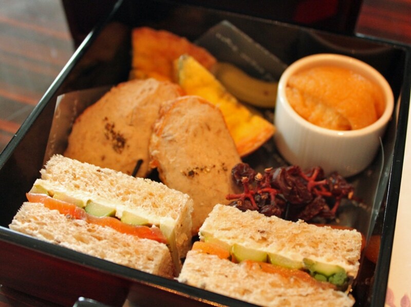 写真は一人分。やわらかいスモークサーモンとアスパラの組み合わせがよく合います。右上が一口サイズの稲荷寿司、その下が枝付レーズン