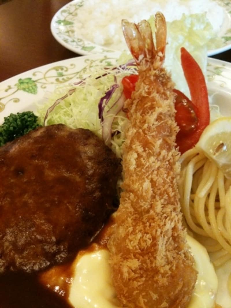 盛り合わせ料理Bの「海老フライ・ハンバーグ」