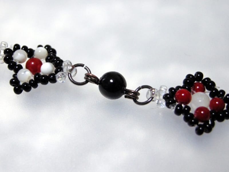 小さなビーズパーツのネックレス