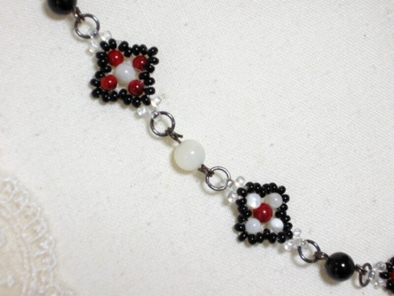 小さなビーズパーツのネックレス