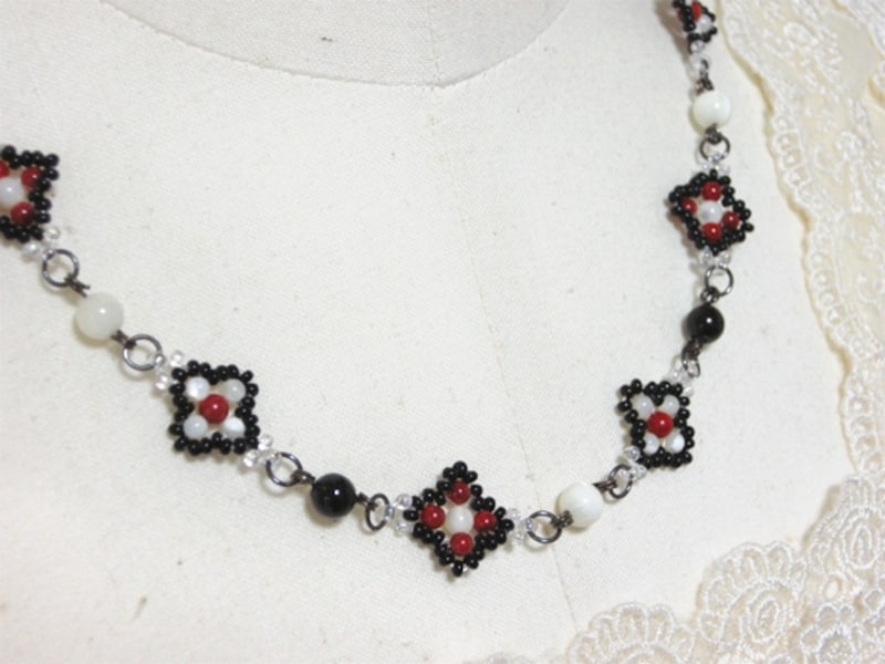 小さなビーズパーツのネックレス