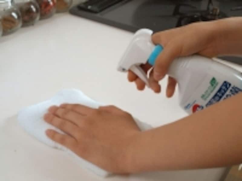 調理環境は清潔に、水拭きよりも市販の除菌スプレーをひと吹きしてから除菌拭きを