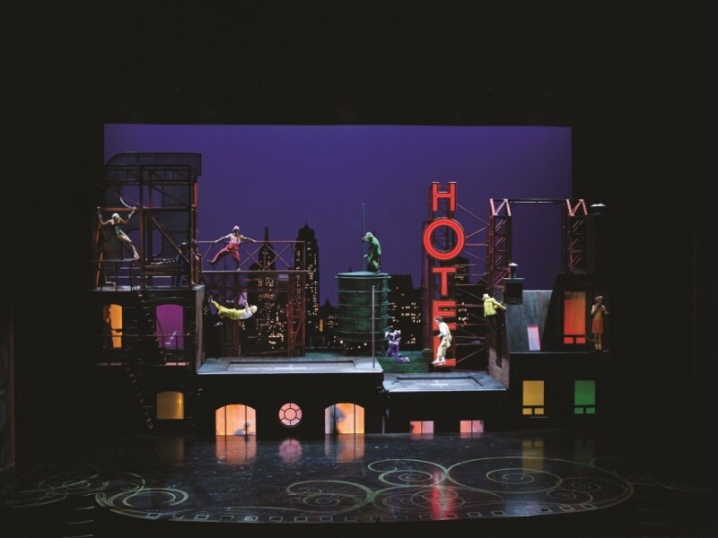 後半のホテルの屋上シーン。飛んだり跳ねたり、ワクワクします！undefinedMatt Beard ? 2011 Cirque du Soleilundefined