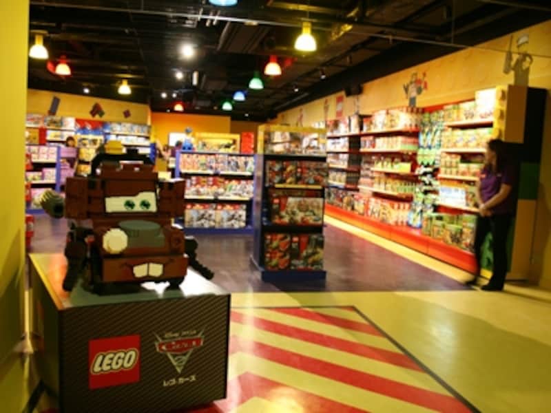 広い店内の全てがレゴグッズ！