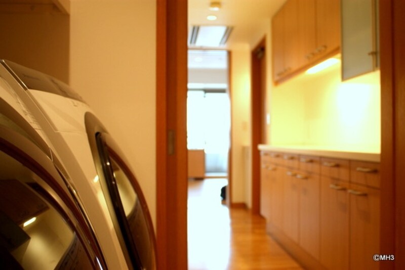 ユーティリティには「（Panasonic（パナソニック）」社製の洗濯機と乾燥機を用意