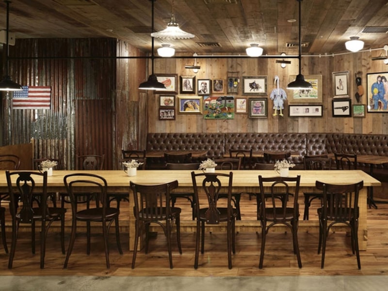 バビーズ ランドマークプラザ内観。長いテーブルが印象的（画像提供：M・R・S）