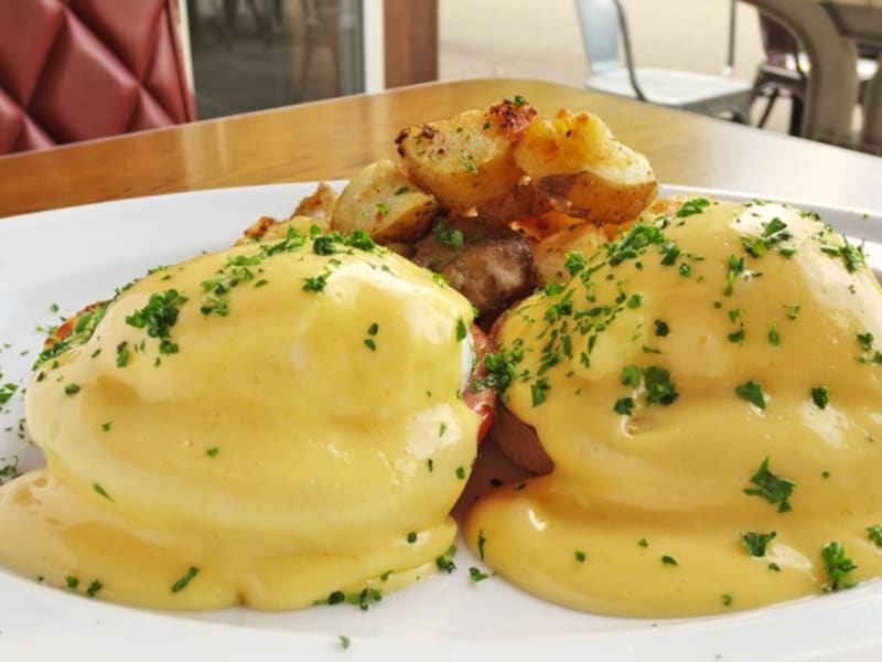 N.Y.のブランチの定番「エッグベネディクト」（単品1400円、ドリンクセット1600円）。なめらかなオランデーズソースとポーチドエッグをマフィンの上でミックスして食べる快感