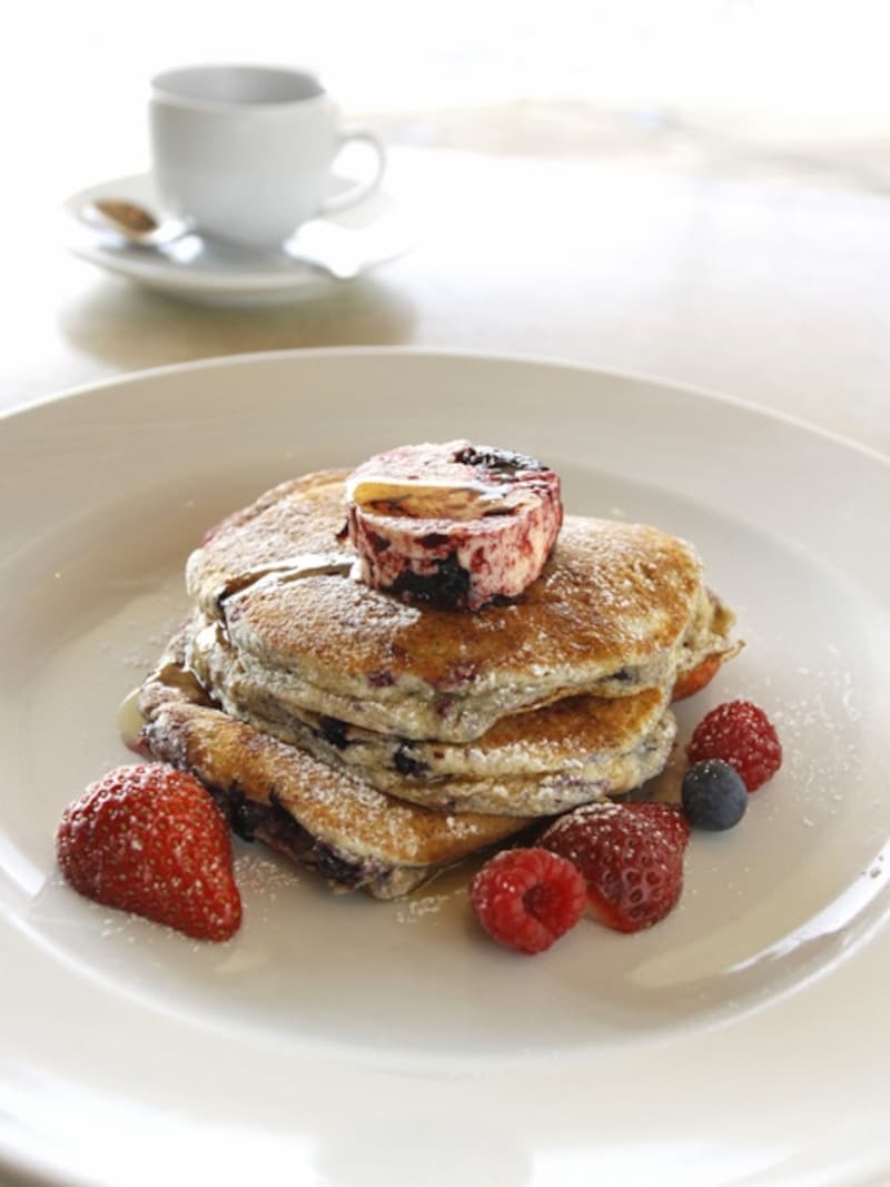 「bills」 横浜赤レンガ倉庫のみで提供されるパンケーキメニュー「ベリーベリーパンケーキ w/ベリーバター(1400円)」