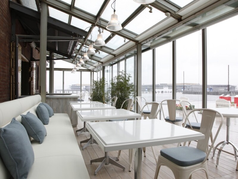 テナントの中で最も早い朝9:00にオープンする、「bills」 横浜赤レンガ倉庫。朝の陽の光の中、海を眺めながら素敵な朝食を!(c)Kozo Takayama