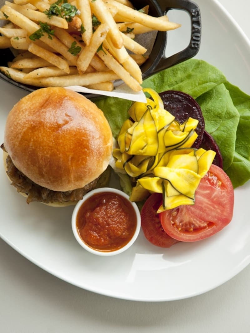 和牛バーガーw/自家製ズッキーニピクルス、トマトレリッシュ、ハーブフレンチフライ(2000円)。小ぶりながら、約3cmの厚みの国産和牛のパティは、食べ応えあり