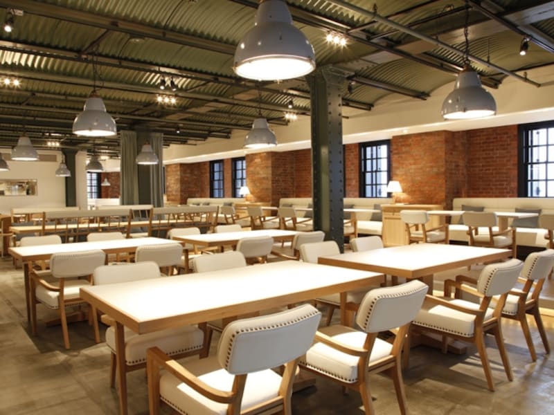 ホワイトとブルーグレーで明るい食堂をイメージした、「bills」 横浜赤レンガ倉庫の店内(c)Kozo Takayama