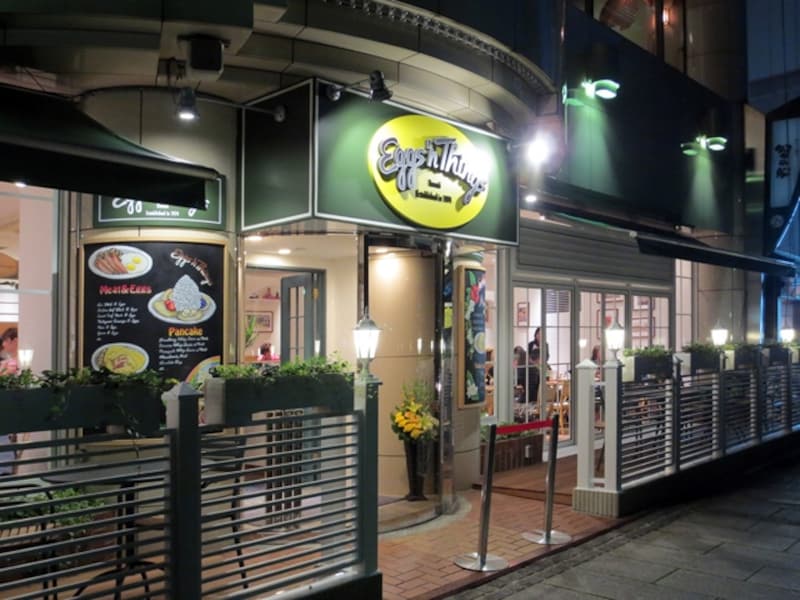 Eggs 'n Thingsのディナータイムは大人の表情。夜の山下公園界隈を楽しんで