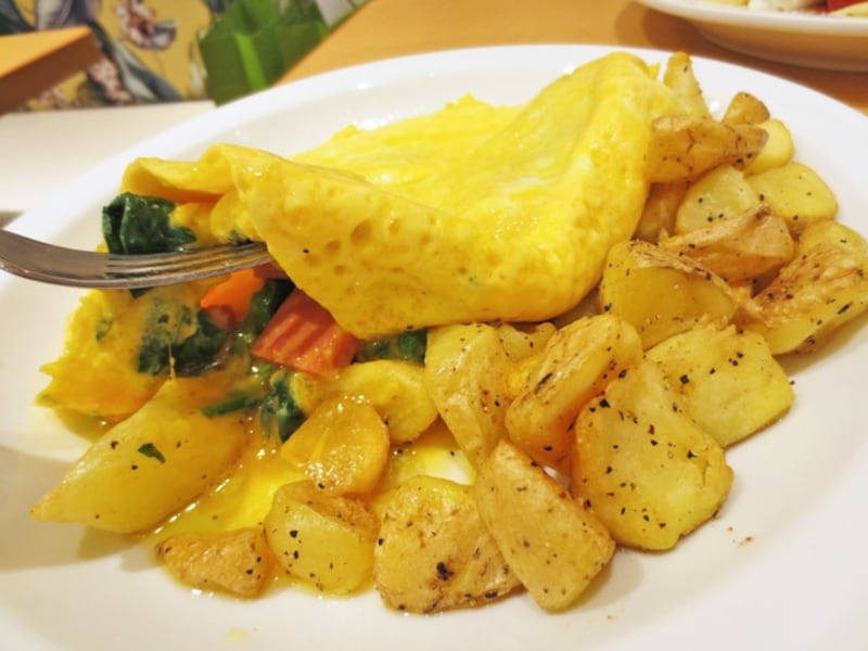 新鮮な卵を3個も使う、Eggs 'n Thingsのオムレツ。写真は「本日のオムレツ(1400円)」3種類のスパムとほうれん草、チェダーチーズ