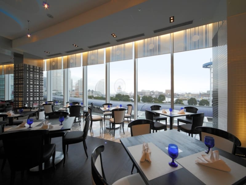 THE seaは、全面ガラス張り。約3mを超える窓からは、みなとみらいの景色が一望できます