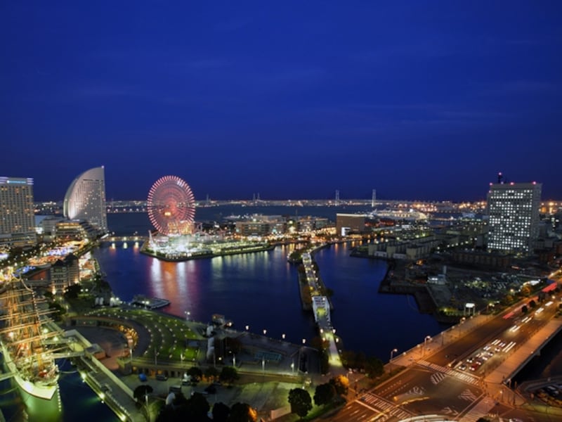 夜のTHE seaは、みなとみらい21地区の夜景がきらめく、ロマンティックな景色に