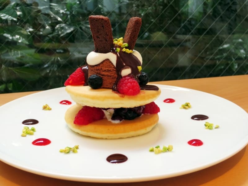 ティータイムのみ提供されるケーキのようなパンケーキ。軽やかなチョコレートムースと2種のフレッシュベリー バニラアイス添え（ミニパンケーキ2枚付き、ドリンク付き）（1100円）