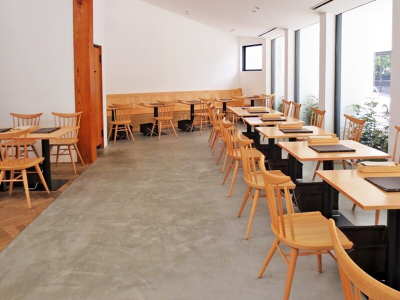 パンケーキリストランテは、ナチュラルな印象の明るい店内。パンケーキを食べながら、おしゃべりがはずみます