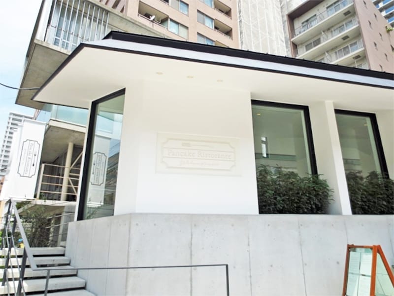 パンケーキリストランテの外観は、フレンチシック。フォークがデザインされたフラッグが目印