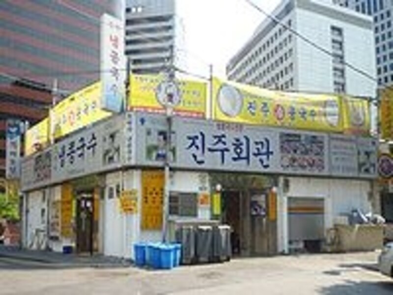 坂の上にあります。ランチタイムのピークには人の列が見えるのですぐ見つけられるかも!