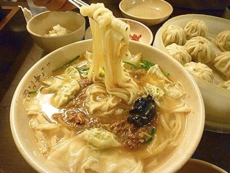 店名には「餃子」とついていますが、NO1人気&有名なのはカルグクスです。とても美味しいのでスープもしっかり味わいたい